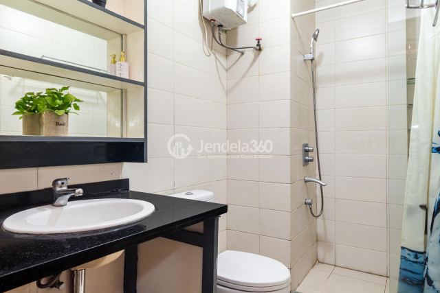 Kamar mandi — Low Floor 2BR Apartment with City View at Woodland Park Residence Kalibata